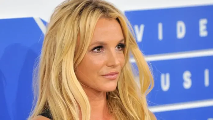 Britney Spears ha sido arrestada en California bajo sospecha de conducir bajo la influencia del alcohol, según CBS News. La cantante estadounidense fue arrestada por la Patrulla de Carreteras de California alrededor de las 21:30 hora local del miércoles (05:30 GMT del jueves) . Quedó en libertad en la madrugada del jueves y debe comparecer ante el Tribunal Superior del condado de Ventura el 4 de mayo. El motivo del arresto de la cantante fue confirmado a CBS -socio mediático de la BBC en Estados Unidos- por la Oficina del Alguacil del condado de Ventura, en el sur de California. Un representante de Spears declaró a BBC News: "Este fue un incidente desafortunado y completamente inexcusable.