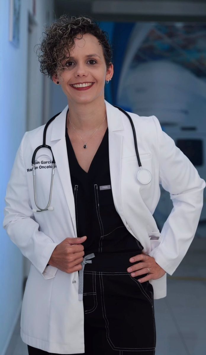 La radioterapia utiliza radiación de alta energía para destruir las células cancerosas e impedir que continúen creciendo. En el cáncer de cuello uterino, el tratamiento suele iniciar con radioterapia externa, que dirige la radiación desde un equipo especializado hacia el tumor y los ganglios linfáticos de la pelvis.