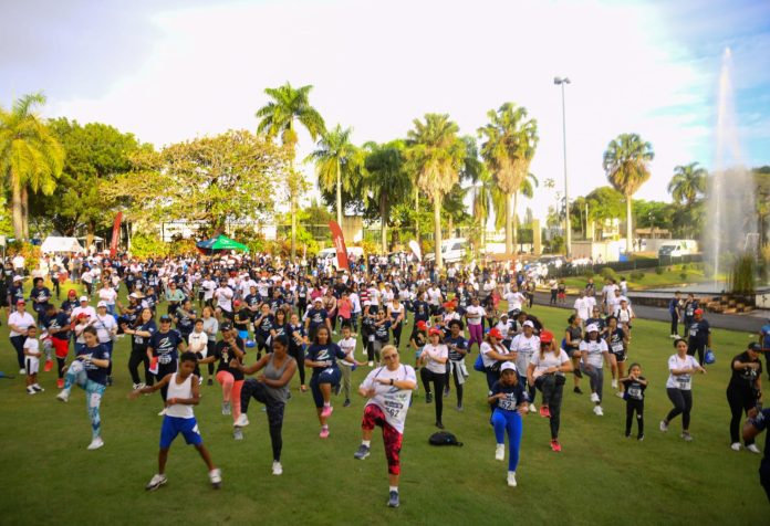 Más de 2,000 personas participan en "caminata 5K por los derechos de la salud" en el 24 aniversario de la DIDA