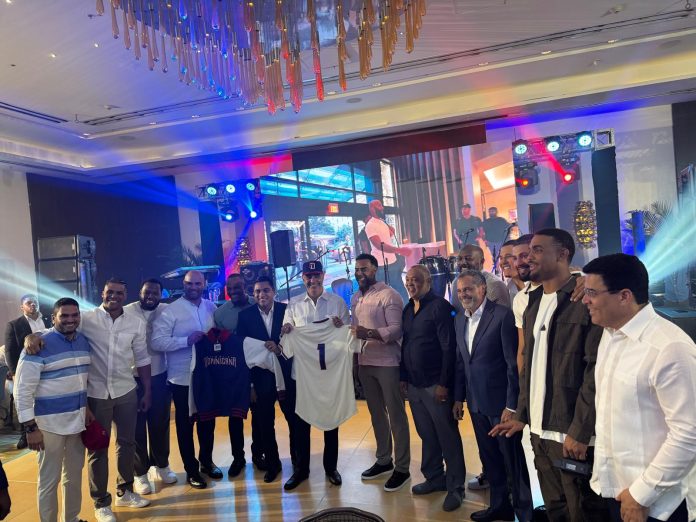 Presidente Luis Abinader agasaja a la selección dominicana previo al Clásico Mundial de Béisbol