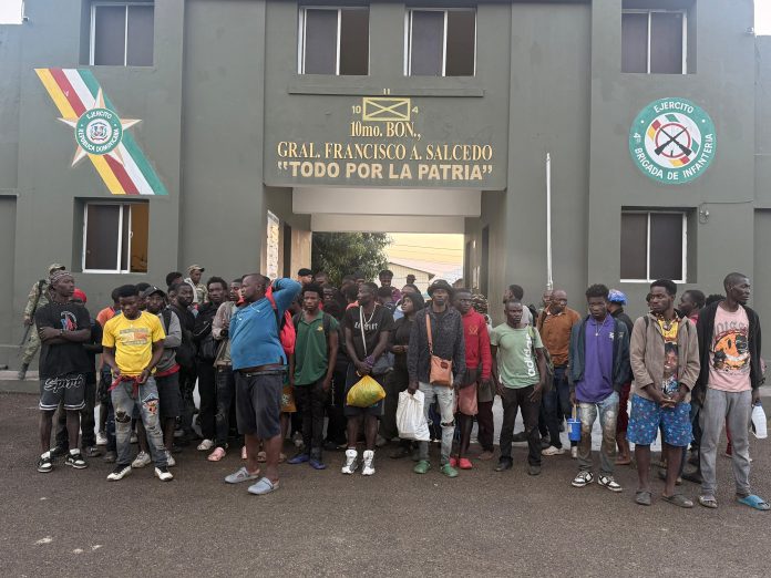 Ejército detiene a 39 extranjeros en condición migratoria irregular en Montecristi