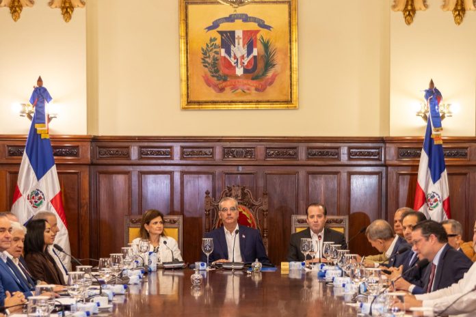 Sobre este contexto, el ministro de Hacienda, Magín Díaz, afirmó que “la República Dominicana cuenta con los amortiguadores macroeconómicos necesarios para enfrentar choques externos, con finanzas públicas sólidas, acceso a financiamiento y una gestión prudente que nos permite proteger la estabilidad económica”.