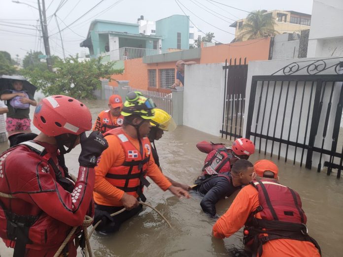 Persisten lluvias intensas por vaguada; autoridades mantienen alertas meteorológicas