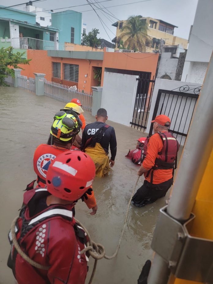 Defensa Civil atiende situaciones provocadas por las lluvias desde este martes
