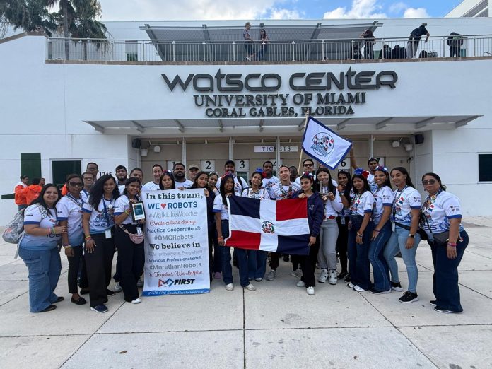 Estudiantes dominicanos reciben reconocimiento Team Spirit Award en FIRST Robotics Competition 2026