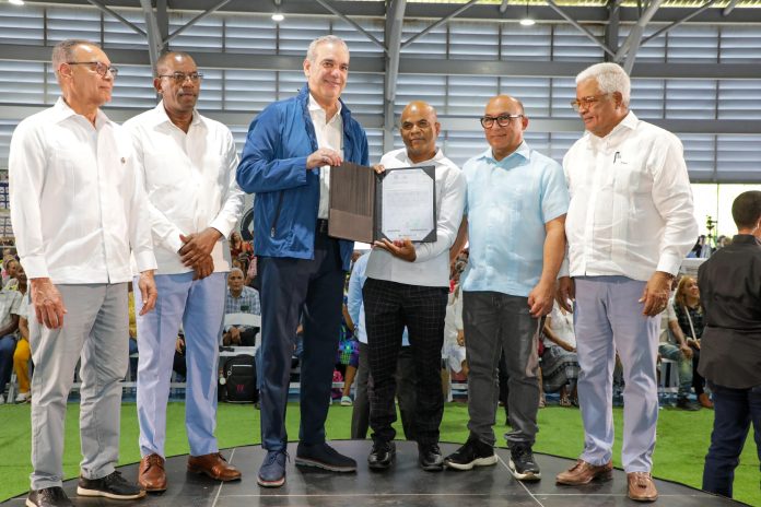 Abinader inicia la entrega de los primeros 2,000 de 8,000 títulos de propiedad de la parcela 1-B del sector Los Guandules, en Nuevo Domingo Savio