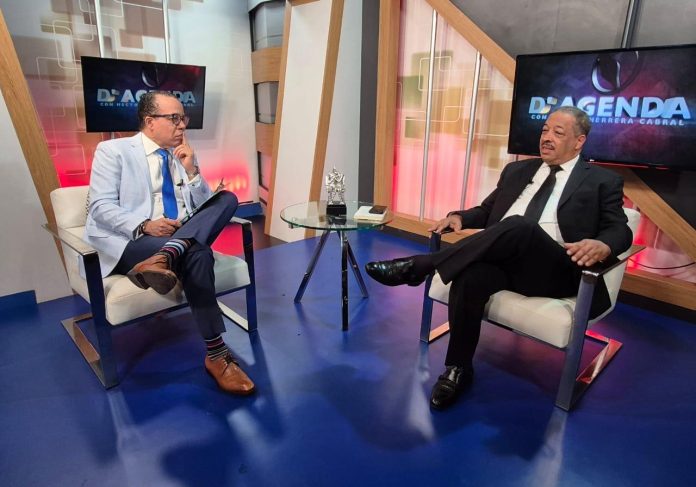 Roberto Rosario: “Si el gobierno no frena el dispendio, que no cuente con FP para dialogar sobre crisis”   Santo Domingo,- Si el gobierno “no frena el dispendio en el manejo de los recursos públicos”, que no cuente con la Fuerza del Pueblo para dialogar y buscar un consenso sobre la crisis que pudiese sobrevenir a la economía dominicana como consecuencia del conflicto de Oriente Medio, advierte el alto dirigente de esa organización política, Roberto Rosario Márquez. El dirigente opositor explicó que el presidente y líder de su partido, Leonel Fernández, fue muy claro cuando recibió la comisión designada por el presidente Luis Abinader, en el sentido de que es el gobierno quien debe asumir los costos de la crisis, y que, bajo ningún concepto, esta debe ser transferida a la población. Rosario Márquez explicó que, tal y como dijo Leonel frente a los ministros José Ignacio Paliza y Eduardo Sanz Lovatón, la Fuerza del Pueblo esperará la propuesta que someterá el gobierno para fijar una posición sobre el particular. Entrevistado por Héctor Herrera Cabral en el programa D´AGENDA, que cada domingo se difunde por Telesistema canal 11 y TV Quisqueya para los Estados Unidos, Roberto Rosario insistió en que la característica fundamental de este gobierno ha sido el dispendio. Agregó que una administración que gaste anualmente más de 12 mil millones de pesos para pagar a youtubers, influencers y algunos medios de comunicación, además de regalar cuatro mil millones de pesos en pensiones privilegiadas a personas que nunca hicieron contribuciones a los planes de pensiones del Estado, no puede pedirle sacrificio a la población. “Estamos hablando de que han otorgado pensiones de 50, 100 y 200 mil pesos a ciudadanos que el 90% de ellos son vinculados al Partido Revolucionario Moderno; a eso se agrega el financiamiento de una gran cantidad de sectores que anualmente reportan pérdidas en sus operaciones; sin embargo, no se fiscalizan ese tipo de negocios”, criticó. Rosario Márquez recalcó que el mensaje de Leonel y la Fuerza del Pueblo es claro y preciso: “El gobierno debe asumir el costo de la crisis y bajo ninguna circunstancia se debe sacrificar a la población, que bastante carga tiene en su diario vivir”. “Este gobierno ha firmado entre tres o cuatro pactos donde la oposición lo ha acompañado, y se han pactado temas específicos que no se han cumplido, como es el caso del Pacto Educativo, y los resultados son grandes escándalos a tal punto que el primer ministro de esa cartera, Roberto Fulcar, salió del cargo en medio de grandes cuestionamientos, e inclusive, por parte de quien lo sustituyó, quien también salió del cargo con más sombras que luces”, censuró el dirigente de la Fuerza del Pueblo. Roberto Rosario criticó, también, lo que sucede en el ministerio de Agricultura y su nuevo incumbente, ya que un exfuncionario de esa cartera denunció que el ministro lo llamó a una finca para que aceptara otorgar contratos de obras sin licitación por un monto superior a los 800 millones de pesos, a lo que este se negó y prefirió presentar su renuncia.