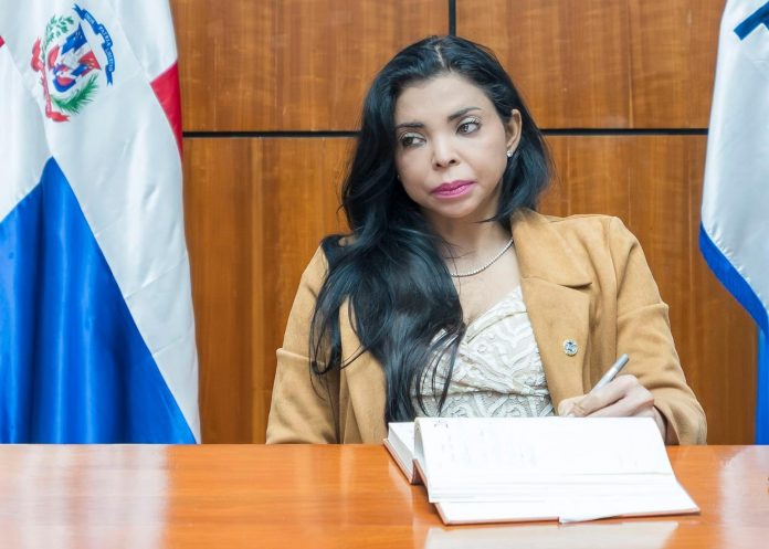 Yeni Berenice Reynoso lamentó profundamente el asesinato perpetrado por una turba de motociclistas que persiguió a la víctima hasta el Palacio de Justicia de Santiago