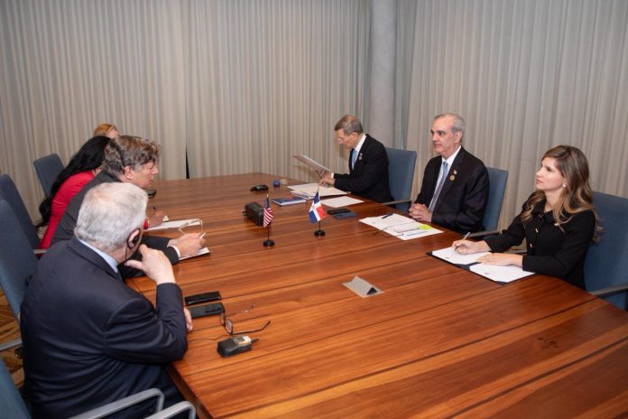 Abinader se reúne con con el presidente del Estado de Israel, Isaac Herzog, y con el subsecretario de Estado de EEUU, Christopher Landau, durante el ceremonial de traspaso de poder a la mandataria de Costa Rica, Laura Fernández Delgado