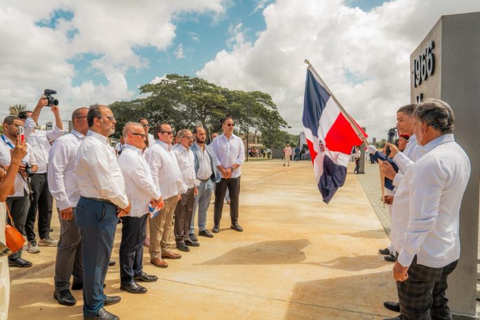 El ministro de la Presidencia, José Ignacio Paliza, encabezó este jueves la inauguración de Plaza Constitución en la Ciudad Juan Bosch, una obra ejecutada con una inversión de unos RD$222.2 millones que estará destinada al esparcimiento de las familias y a la valoración de la Carta Magna dominicana.