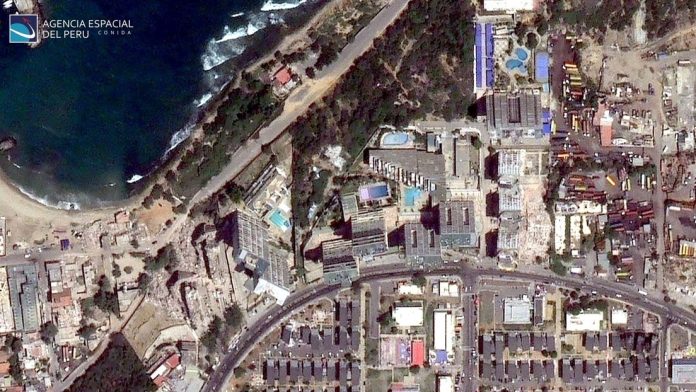Perú entregó a Venezuela imágenes captadas por el satélite PerúSAT-1 para apoyar la evaluación de daños provocados por los terremotos que afectaron principalmente al estado La Guaira. La Agencia Espacial del Perú (Conida) puso el material a disposición de la Agencia Bolivariana para Actividades Espaciales (ABAE). Las imágenes muestran el antes y el después de varias localidades de la costa venezolana golpeadas por los sismos y servirán para reforzar la coordinación de las labores de emergencia. El PerúSAT-1, lanzado en el 2016, es un satélite de observación terrestre de alta resolución utilizado para la gestión de desastres y el monitoreo del territorio.