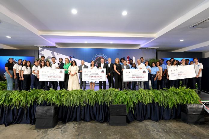 Centros educativos del Distrito Nacional y Boca Chica obtienen primer lugar en el concurso Me Gradúo con el TCRD