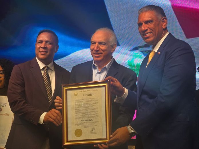 WhatsApp Image 20Cónsul Jesús Vásquez Martínez reconoce trayectoria y aportes del doctor Ramón Tallaj en Nueva York Cónsul Jesús Vásquez Martínez reconoce trayectoria y aportes del doctor Ramón Tallaj en Nueva York