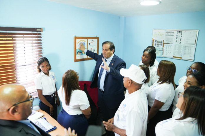 Victor Atallah supervisa estrategias de prevención y control de enfermedades en Santo Domingo Norte Victor Atallah supervisa estrategias de prevención y control de enfermedades en Santo Domingo Norte