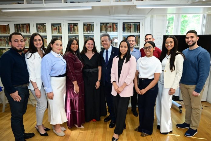Leonel Fernández dialoga con jóvenes en Madrid y reafirma su compromiso con el desarrollo del conocimiento y el liderazgo en Iberoamérica Leonel Fernández dialoga con jóvenes en Madrid y reafirma su compromiso con el desarrollo del conocimiento y el liderazgo en Iberoamérica