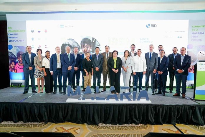 República Dominicana reafirma liderazgo regional en salud durante encuentro con el BID y países de América Latina para acelerar la eliminación de la malaria Santo Domingo, República Dominicana. – El Ministerio de Salud, el Servicio Nacional de Salud y el Banco Interamericano de Desarrollo (BID), sostuvieron una reunión de coordinación estratégica y la celebración del Evento Regional de Aprendizaje de la Iniciativa Regional para la Eliminación de la Malaria (IREM), un espacio que reunió a autoridades sanitarias, organismos internacionales, socios cooperantes y representantes de nueve países de América Latina y el Caribe en la cual fortalecieron su agenda de cooperación técnica y financiera. República Dominicana fue la sede de este encuentro regional, en el que participaron delegaciones de Honduras, Panamá, Colombia, Belice, El Salvador, Costa Rica y Guatemala, con el objetivo de intercambiar experiencias, analizar avances y fortalecer las acciones conjuntas para lograr la eliminación de la malaria en la región. Durante la reunión estratégica entre los organismos se abordaron iniciativas prioritarias orientadas al fortalecimiento del sistema de salud dominicano, como la implementación de mecanismos innovadores para facilitar el acceso a medicamentos de alto costo, los preparativos del Diálogo Regional de Política “Construyendo Sistemas de Salud Resilientes” y los avances del Proyecto DR-L1167 “Fortalecimiento del Sistema de Salud para la Prevención y Gestión de las Enfermedades Crónicas No Transmisibles: Diabetes y Enfermedades Cardiovasculares”. Durante su participación, el ministro de Salud, Víctor Atallah, destacó que la eliminación de la malaria representa uno de los desafíos sanitarios más importantes de la región, pero también una meta alcanzable gracias al compromiso de los gobiernos, la cooperación internacional y el trabajo permanente de los equipos de salud y colaboradores comunitarios. “El camino hacia la eliminación exige perseverancia, innovación y una cooperación regional sólida. La malaria no conoce fronteras, por lo que nuestra respuesta debe seguir siendo coordinada, integral y basada en la evidencia. Hoy contamos con experiencia acumulada, herramientas efectivas y una región cada vez más articulada para alcanzar esta meta”, expresó. El funcionario resaltó que República Dominicana ha logrado una significativa reducción de la transmisión de la enfermedad durante los últimos años gracias al fortalecimiento de la vigilancia epidemiológica, la detección temprana de casos, el acceso oportuno al tratamiento y la participación activa de las comunidades y aseguró que el país no descansará hasta logra disminuir a cero la eliminación de la malaria. República Dominicana reafirma liderazgo regional en salud durante encuentro con el BID y países de América Latina para acelerar la eliminación de la malaria Santo Domingo, República Dominicana. – El Ministerio de Salud, el Servicio Nacional de Salud y el Banco Interamericano de Desarrollo (BID), sostuvieron una reunión de coordinación estratégica y la celebración del Evento Regional de Aprendizaje de la Iniciativa Regional para la Eliminación de la Malaria (IREM), un espacio que reunió a autoridades sanitarias, organismos internacionales, socios cooperantes y representantes de nueve países de América Latina y el Caribe en la cual fortalecieron su agenda de cooperación técnica y financiera. República Dominicana fue la sede de este encuentro regional, en el que participaron delegaciones de Honduras, Panamá, Colombia, Belice, El Salvador, Costa Rica y Guatemala, con el objetivo de intercambiar experiencias, analizar avances y fortalecer las acciones conjuntas para lograr la eliminación de la malaria en la región. Durante la reunión estratégica entre los organismos se abordaron iniciativas prioritarias orientadas al fortalecimiento del sistema de salud dominicano, como la implementación de mecanismos innovadores para facilitar el acceso a medicamentos de alto costo, los preparativos del Diálogo Regional de Política “Construyendo Sistemas de Salud Resilientes” y los avances del Proyecto DR-L1167 “Fortalecimiento del Sistema de Salud para la Prevención y Gestión de las Enfermedades Crónicas No Transmisibles: Diabetes y Enfermedades Cardiovasculares”. Durante su participación, el ministro de Salud, Víctor Atallah, destacó que la eliminación de la malaria representa uno de los desafíos sanitarios más importantes de la región, pero también una meta alcanzable gracias al compromiso de los gobiernos, la cooperación internacional y el trabajo permanente de los equipos de salud y colaboradores comunitarios. “El camino hacia la eliminación exige perseverancia, innovación y una cooperación regional sólida. La malaria no conoce fronteras, por lo que nuestra respuesta debe seguir siendo coordinada, integral y basada en la evidencia. Hoy contamos con experiencia acumulada, herramientas efectivas y una región cada vez más articulada para alcanzar esta meta”, expresó. El funcionario resaltó que República Dominicana ha logrado una significativa reducción de la transmisión de la enfermedad durante los últimos años gracias al fortalecimiento de la vigilancia epidemiológica, la detección temprana de casos, el acceso oportuno al tratamiento y la participación activa de las comunidades y aseguró que el país no descansará hasta logra disminuir a cero la eliminación de la malaria.
