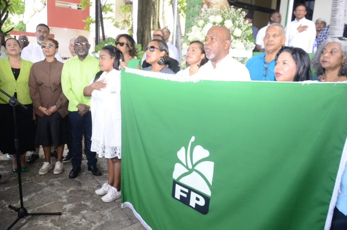 La actividad estuvo encabezada por el secretario general de la organización, Antonio Florián (Peñita), acompañado por una amplia delegación de miembros de la Dirección Política, la Dirección Central, dirigentes nacionales y militantes de la Fuerza del Pueblo, quienes participaron en una ofrenda floral celebrada en la Casa Nacional Doctor Esteban Díaz Jáquez La actividad estuvo encabezada por el secretario general de la organización, Antonio Florián (Peñita), acompañado por una amplia delegación de miembros de la Dirección Política, la Dirección Central, dirigentes nacionales y militantes de la Fuerza del Pueblo, quienes participaron en una ofrenda floral celebrada en la Casa Nacional Doctor Esteban Díaz Jáquez
