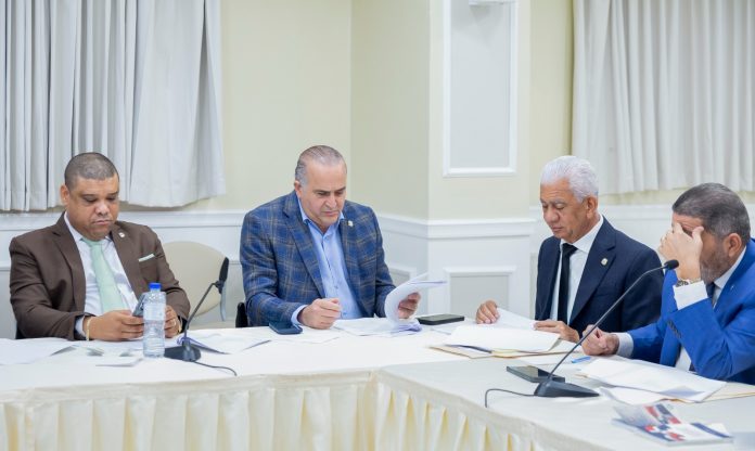 Comisión Bicameral que estudia proyecto de ley de Medidas Pro Crecimiento Económico escuchará este martes al ministro de Hacienda y Economía, Magín Diaz y a la AIRD Comisión Bicameral que estudia proyecto de ley de Medidas Pro Crecimiento Económico escuchará este martes al ministro de Hacienda y Economía, Magín Diaz y a la AIRD