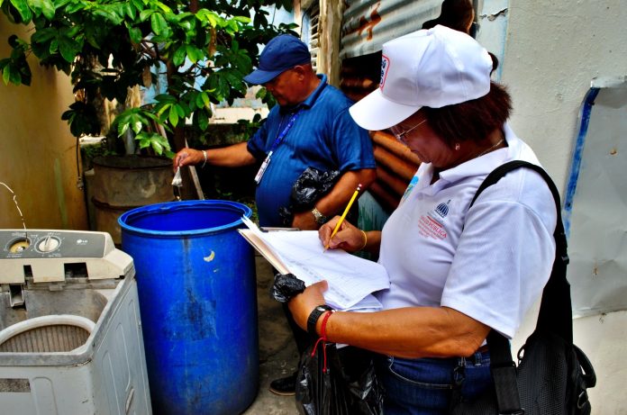 Como parte de las acciones de prevención y promoción de la salud, el Área VII de Salud Pública continúa desarrollando operativos en distintos sectores del municipio Santo Domingo Oeste. En esta ocasión, las jornadas se llevaron a cabo los sectores, Buenos Aires de Herrera y Libertador, donde se realizó la entrega de abate para eliminar las larvas del mosquito transmisor del dengue en aguas almacenadas, contribuyendo así a la prevención y control de esta enfermedad. Asimismo, fueron distribuidos cebos raticidas para contribuir a la erradicación de ratas, principales transmisoras de la leptospirosis, y cloro para la desinfección y purificación del agua almacenada en tanques y recipientes. Durante la jornada, el personal de salud ofreció charlas educativas sobre el uso correcto de estos insumos, así como orientaciones de concienciación para fortalecer las medidas preventivas y proteger la salud de las familias de la comunidad.