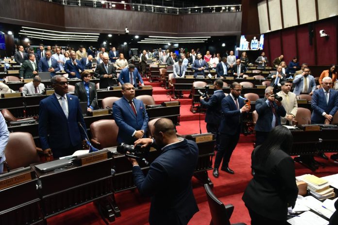 Diputados seguirán discutiendo la reforma laboral, a la espera de convocatoria hecha por el presidente a los sectores patronal y laboral Diputados seguirán discutiendo la reforma laboral, a la espera de convocatoria hecha por el presidente a los sectores patronal y laboral