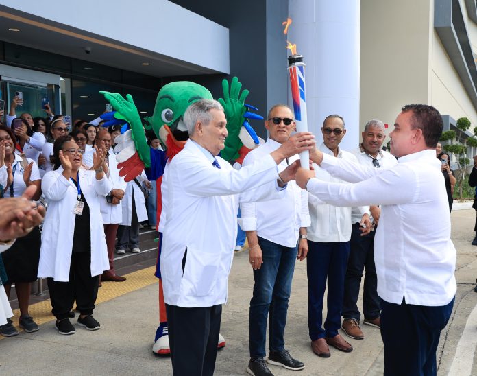 SNS recibe antorcha de Juegos Centroamericanos y del Caribe Santo Domingo 2026 y garantiza asistencia médica gratuita para atletas y visitantes