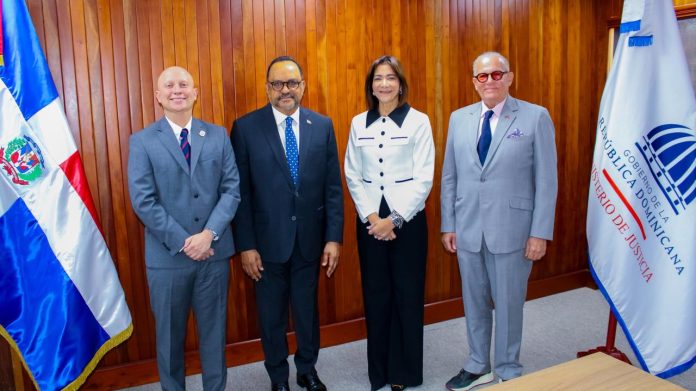El encuentro se produjo en el marco de una visita de cortesía al naciente Ministerio de Justicia de la República Dominicana, tendente a construir lazos de colaboración entre ambos