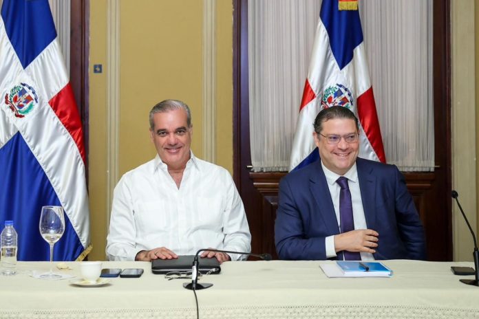 República Dominicana será sede por primera vez la Reunión del Consejo Conjunto CARIFORO–Unión Europea El evento estará encabezado por el presidente Luis Abinader, el ministro de Industria, Comercio y Mipymes (MICM), Yayo Sanz Lovatón, y el comisario de Comercio y Seguridad Económica de la Unión Europea (UE), Maroš Šefčovič. Santo Domingo. – La República Dominicana acogerá este viernes 19 de junio la Quinta Reunión del Consejo Conjunto CARIFORO–Unión Europea, un órgano comercial de alto nivel que agrupa a 42 países miembros, y que se reunirá por primera vez en el país. La apertura estará encabezada por el presidente Luis Abinader, el ministro de Industria, Comercio y Mipymes (MICM), Yayo Sanz Lovatón, el comisario de Comercio y Seguridad Económica de la Unión Europea (UE), Maroš Šefčovič, y la secretaria permanente del Ministerio de Asuntos Exteriores de Chipre, Theodora Constantinidou. Este importante evento se realiza en el país en un momento histórico y clave para el comercio mundial, donde los principales mercados buscan relocalizar, geográficamente, sus centros de distribución y abastecimiento de materias primas y de los bienes que consumen. En ese sentido la República Dominicana, en su rol de organizador y anfitrión de la reunión, fortalece a su vez las relaciones comerciales con sus vecinos en el Caribe y con Europa, lo que ha de incrementar y diversificar sus exportaciones, principal rubro económico del país. Sanz Lovatón destacó la satisfacción del gobierno dominicano por albergar este encuentro, al señalar que “es motivo de grata satisfacción ser sede de esta quinta reunión del Consejo Conjunto CARIFORO–Unión Europea, un espacio fundamental para avanzar en el fortalecimiento de nuestra relación biregional y en la consolidación de una agenda común basada en el diálogo, la cooperación y el desarrollo sostenible”. Asimismo, resaltó que la República Dominicana valora profundamente la relación estratégica entre los Estados del CARIFORO y la Unión Europea, sustentada en los principios de respeto mutuo, solidaridad, cooperación y promoción del desarrollo económico y social de sus pueblos. En el marco de la Quinta Reunión del Consejo Conjunto CARIFORO–Unión Europea, se sostendrán reuniones preparatorias desde este jueves 18 y se realizarán los premios los premios EPA-UE (Economic Partnership Agreement), un evento que premia a las empresas exportadoras o importadoras que mejor aprovechan el Acuerdo de Asociación Económica (AAE) con la Unión Europea (UE). Durante las jornadas de trabajo, los participantes abordarán temas fundamentales relacionados con el funcionamiento institucional del Acuerdo de Asociación Económica (AAE), la facilitación del comercio, la cooperación para el desarrollo, la integración regional y otros asuntos prioritarios para ambas regiones. Sobre CARIFORO–Unión Europea La reunión forma parte de los mecanismos de seguimiento del Acuerdo de Asociación Económica (AAE) entre la Unión Europea y los países del CARIFORO, un instrumento recíproco y compatible con las normas de la Organización Mundial del Comercio (OMC), cuyo objetivo es contribuir a la reducción y eventual erradicación de la pobreza mediante el fortalecimiento del comercio, el desarrollo sostenible y la integración regional del Caribe. El acuerdo fue firmado el 15 de octubre de 2008 y entró en vigor tras la notificación mutua de las partes sobre el cumplimiento de los requisitos necesarios para su implementación. Desde entonces, ha servido como una plataforma para diversificar las exportaciones caribeñas, mejorar la competitividad regional y fortalecer los vínculos económicos entre ambas regiones.