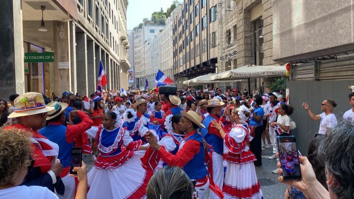 Cientos de criollos levantan los colores patrios y el orgullo de la dominicanidad.