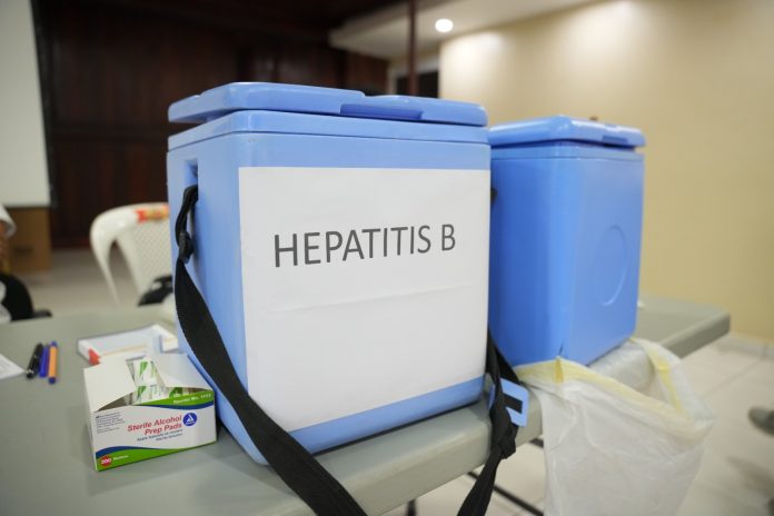 Hospital Moscoso Puello conmemora el Día Mundial contra la Hepatitis con jornada de vacunación para colaboradores