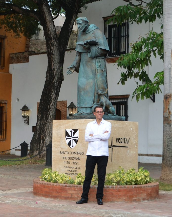 inaugura escultura de santo Domingo de Guzmán para conmemorar un nuevo aniversario de la fundación de la ciudad