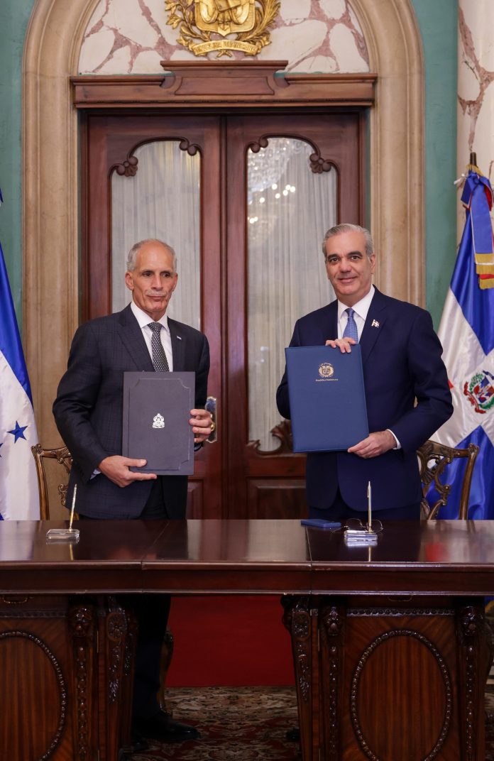 Presidente de Honduras expresa interés en adquirir aviones y vehículos blindados ensamblados en República Dominicana