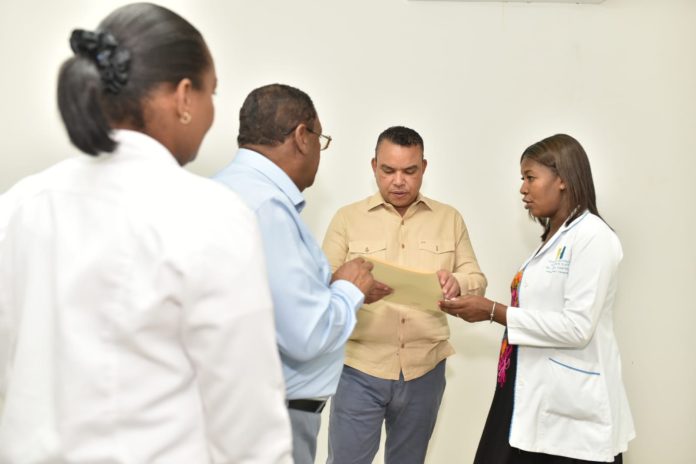 Director del SNS realiza recorrido de supervisión por varios hospitales y centros de la Red Pública