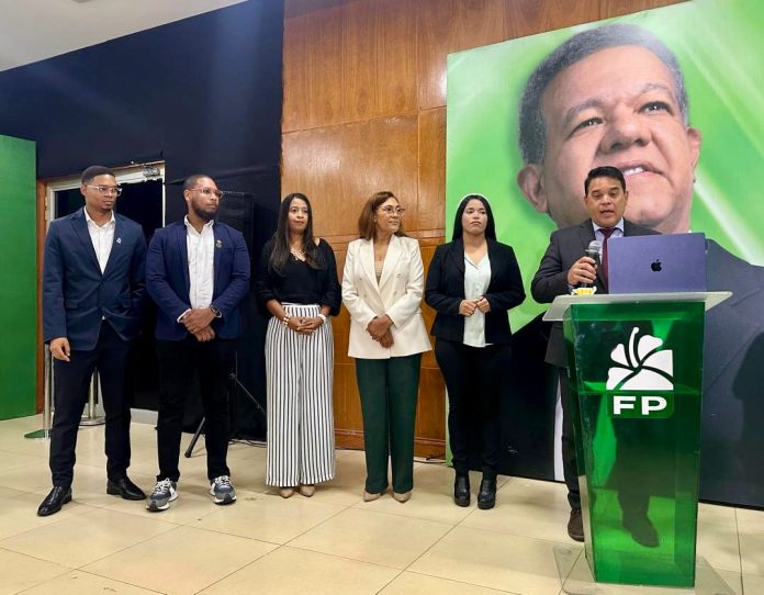 uerza del Pueblo pone en marcha Centro de Estudios para formular políticas de movilidad segura La nueva plataforma técnico-académica investigará los principales problemas del tránsito y la seguridad vial y convertirá sus resultados en propuestas de políticas públicas con miras al programa de gobierno de 2028. Santo Domingo.– El partido Fuerza del Pueblo (FP), a través de su Secretaría de Seguridad Vial, puso en marcha el Centro de Estudios e Investigación sobre Movilidad Segura, una plataforma técnico-académica creada para investigar los principales problemas del tránsito y la seguridad vial en la República Dominicana y generar, a partir de sus resultados, propuestas de políticas públicas orientadas a construir un modelo de movilidad más seguro. El nuevo Centro, dirigido por el ingeniero Junior Hernández, estará integrado por equipos especializados y mesas temáticas de investigación que abordarán los principales factores que inciden en la movilidad y la seguridad vial, con énfasis en la prevención de siniestros, la gestión del riesgo y la protección de la vida. La iniciativa busca impulsar un cambio de enfoque frente a la problemática vial, avanzando desde una respuesta concentrada principalmente en las consecuencias de los siniestros hacia un modelo sustentado en investigación científica, prevención, tecnología, análisis de riesgos y formulación de soluciones. Para desarrollar sus investigaciones, el Centro incorporará análisis de datos, información georreferenciada, herramientas tecnológicas para la reconstrucción de siniestros y metodologías especializadas que permitan fortalecer la capacidad de diagnóstico e identificar los factores asociados a los problemas de movilidad en diferentes puntos del territorio nacional. Los estudios, levantamientos y recomendaciones producidos por el organismo serán canalizados hacia las instancias correspondientes de la Fuerza del Pueblo como insumos para la formulación de políticas públicas y la construcción de propuestas con miras al programa de gobierno de 2028. La puesta en funcionamiento del Centro se realizó en el marco de una actividad de fortalecimiento de la estructura nacional de la Secretaría de Seguridad Vial, encabezada por el secretario general de la Fuerza del Pueblo y miembro de la Dirección Política, Antonio Florián, junto a Mario Holguín, titular de la Secretaría de Seguridad Vial; Gisela Romero, titular de Administración Pública y miembro de la Dirección Política; César Fernández, miembro de la Dirección Política; Junior Hernández, director del Centro de Estudios; y Arístides Heredia, vicesecretario y coordinador de la organización en Santiago. Durante el encuentro también fueron presentados y certificados los vicesecretarios que integran la estructura de Seguridad Vial. Mario Holguín explicó que la Secretaría ha sido concebida para combinar el trabajo político y territorial con la producción técnica, la investigación y la formulación de propuestas, mediante comisiones especializadas y una metodología integral denominada PARCO. Holguín reafirmó que la seguridad vial constituye un tema transversal directamente relacionado con la preservación de la vida y señaló que las vicesecretarías representan posiciones de responsabilidad política, técnica y operativa, por lo que deben funcionar de manera coordinada y conforme a los estatutos y lineamientos generales de la organización. Como parte de esa articulación entre investigación y territorio, la Secretaría desarrollará en septiembre una agenda de trabajo en Santiago que contempla encuentros con comunidades, juntas de vecinos y representantes del transporte público, además de un foro social para identificar problemáticas locales y convertirlas en insumos para la formulación de políticas públicas.