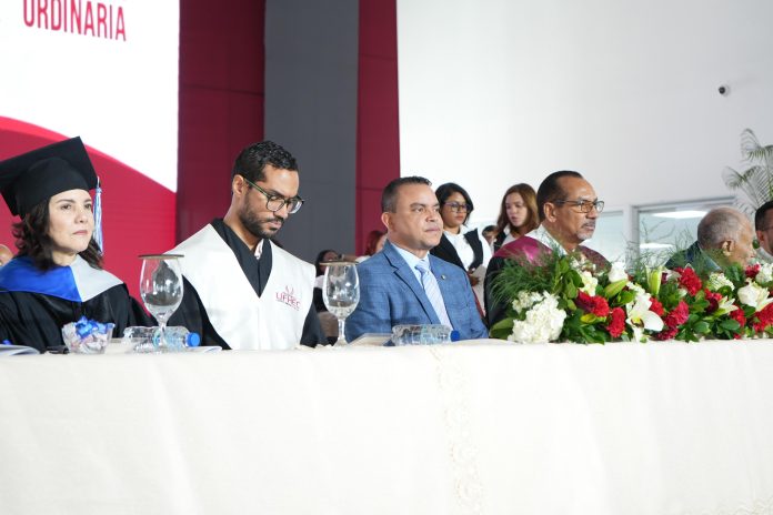 UFHEC reconoce al director del SNS durante su XLIX Graduación Ordinaria