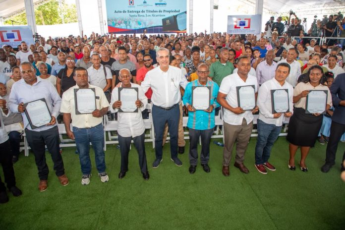 Presidente Abinader entrega 1,750 títulos de propiedad en Los Alcarrizos que benefician a unas 7,000 personas de los sectores Santa Rosa, La Esperanza, La Unión, El Tamarindo y El Progreso I & II También anuncia más de 1,800 títulos adicionales para residentes de Buenas Noches este año Duarte Méndez destaca el compromiso del presidente Abinader con la titulación como política de justicia y desarrollo para las familias dominicanas Santo Domingo.- El presidente Luis Abinader llevó alegría y tranquilidad este sábado a cientos de familias del municipio de Los Alcarrizos, al encabezar la entrega de 1,750 certificados de títulos de propiedad que benefician a aproximadamente 7,000 personas y les otorgan seguridad jurídica sobre los terrenos donde han construido sus hogares de los sectores Santa Rosa, La Esperanza, La Unión, El Tamarindo y El Progreso I & II. Esta entrega corresponde a la primera etapa de un proyecto que contempla un total de 2,764 certificados de títulos de propiedad, ejecutado por la Unidad Técnica Ejecutora de Titulación de Terrenos del Estado (UTECT), en coordinación con el Consejo Estatal del Azúcar (CEA). Durante el acto, el presidente Abinader indicó que este acto de justicia convierte años de posesión informal en tranquilidad jurídica y abre nuevas oportunidades de desarrollo económico para los beneficiarios. El gobernante manifestó que, desde su primer programa de Gobierno, puso como prioridad dotar a las familias de la seguridad de ser dueñas legítimas de los terrenos en los cuales han vivido durante décadas. Recordó que en el pasado los terrenos del Estado eran vendidos a unos pocos, quienes posteriormente acudían a las comunidades a cobrarles a los residentes por las tierras donde habían levantado sus casas y desarrollado sus medios de producción. Presidente Abinader entrega 1,750 títulos de propiedad en Los Alcarrizos que benefician a unas 7,000 personas de los sectores Santa Rosa, La Esperanza, La Unión, El Tamarindo y El Progreso I & II También anuncia más de 1,800 títulos adicionales para residentes de Buenas Noches este año Duarte Méndez destaca el compromiso del presidente Abinader con la titulación como política de justicia y desarrollo para las familias dominicanas Santo Domingo.- El presidente Luis Abinader llevó alegría y tranquilidad este sábado a cientos de familias del municipio de Los Alcarrizos, al encabezar la entrega de 1,750 certificados de títulos de propiedad que benefician a aproximadamente 7,000 personas y les otorgan seguridad jurídica sobre los terrenos donde han construido sus hogares de los sectores Santa Rosa, La Esperanza, La Unión, El Tamarindo y El Progreso I & II. Esta entrega corresponde a la primera etapa de un proyecto que contempla un total de 2,764 certificados de títulos de propiedad, ejecutado por la Unidad Técnica Ejecutora de Titulación de Terrenos del Estado (UTECT), en coordinación con el Consejo Estatal del Azúcar (CEA). Durante el acto, el presidente Abinader indicó que este acto de justicia convierte años de posesión informal en tranquilidad jurídica y abre nuevas oportunidades de desarrollo económico para los beneficiarios. El gobernante manifestó que, desde su primer programa de Gobierno, puso como prioridad dotar a las familias de la seguridad de ser dueñas legítimas de los terrenos en los cuales han vivido durante décadas. Recordó que en el pasado los terrenos del Estado eran vendidos a unos pocos, quienes posteriormente acudían a las comunidades a cobrarles a los residentes por las tierras donde habían levantado sus casas y desarrollado sus medios de producción.