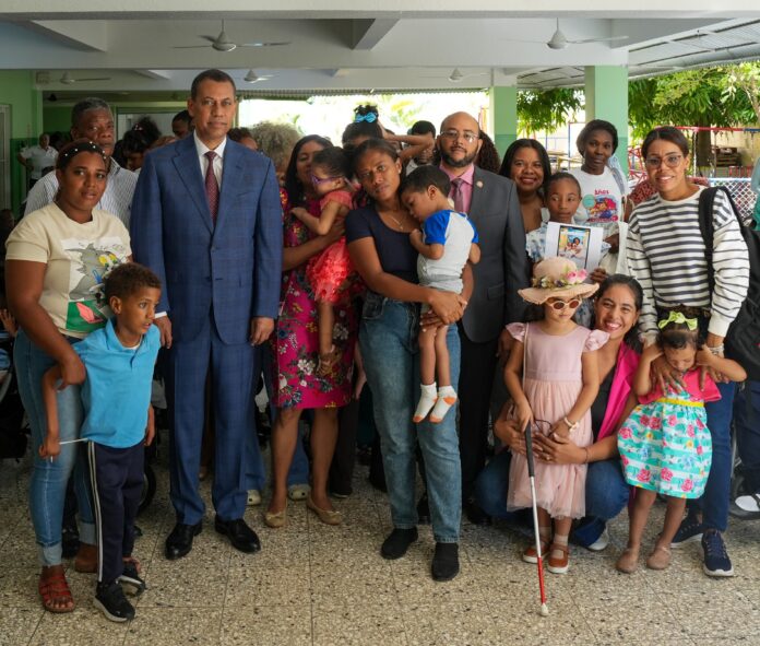 Presidente del Indotel promoverá acciones para inclusión digital de estudiantes con discapacidad de Escuela José Manuel Rodríguez Tavares