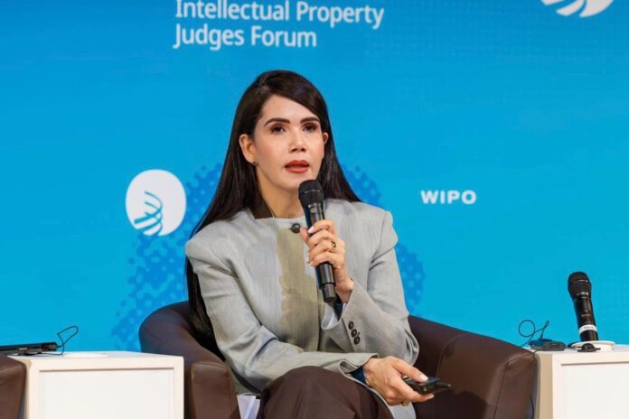 La magistrada Army Ferreira durante su intervención en el Foro de Jueces de la OMPI, donde abordó los riesgos y desafíos del uso de la inteligencia artificial en la administración de justicia. Jueza Army Ferreira advierte sobre impacto de la inteligencia artificial en la justicia