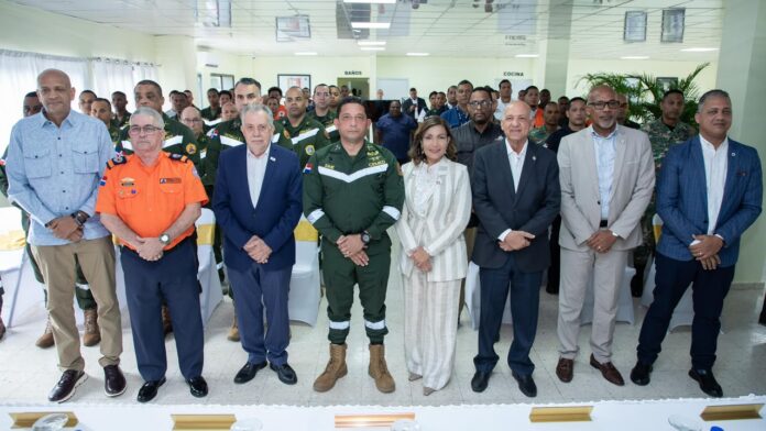 WhatsApp Image 2026-09-30 at 9.49.17 PM (2) CTC y CEMED capacitan a militares y miembros de organismos de socorro en drones y nuevas tecnologías La segunda edición del programa abordó mantenimiento y reparación de drones, ciberseguridad, comunicación estratégica e inteligencia artificial aplicada a la atención de emergencias y desastres. Santo Domingo. – Los Centros Tecnológicos Comunitarios (CTC), en coordinación con el Cuerpo Especializado de Mitigación a Emergencias y Desastres (CEMED), del Ministerio de Defensa, certificaron a 42 miembros de distintas instituciones que culminaron la segunda edición del Curso Integral de Tecnología Aplicada a Emergencias y Desastres, impartido en las instalaciones del CEMED. El programa de formación incluyó los módulos de Introducción a la Ciberseguridad, Mantenimiento y Reparación de Drones (aeronaves no tripuladas), Comunicación Estratégica e Inteligencia Artificial, con el propósito de fortalecer las competencias tecnológicas del personal que participa en labores de prevención, preparación y respuesta ante situaciones de emergencia. La ceremonia de graduación contó con las intervenciones de la doctora Geanilda Vásquez, coordinadora general del Gabinete de Política Social; Isidro Torres, director general de los CTC; y el coronel César Nicolás Simé Ulerio, del Ejército de República Dominicana, diplomado de Estado Mayor y director general del CEMED. Durante su intervención, Vásquez destacó la vocación de servicio de los graduandos y su compromiso con la formación permanente. Valoró su disposición para adquirir nuevos conocimientos y señaló que la capacitación continua constituye una herramienta fundamental para fortalecer la capacidad de respuesta ante las necesidades de la población. De su lado, Torres felicitó a los participantes por culminar satisfactoriamente esta etapa formativa y los exhortó a continuar ampliando sus conocimientos y habilidades. Asimismo, agradeció al CEMED por abrir sus puertas a los CTC y propiciar una alianza institucional que permite acercar la formación tecnológica a quienes tienen la responsabilidad de servir, proteger y responder ante situaciones de emergencia. El director de los CTC destacó que esta iniciativa se corresponde con la visión del presidente Luis Abinader de ampliar las oportunidades de formación y promover una cultura de aprendizaje permanente. En ese sentido, afirmó que esta segunda edición constituye un punto de partida para nuevas acciones de colaboración, mediante las cuales los CTC continuarán fortaleciendo las capacidades tecnológicas de miembros de las instituciones vinculadas a la seguridad, la prevención y la respuesta ante emergencias.