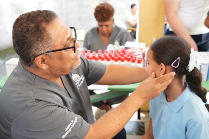 INABIE brinda atención integral de salud a más de 800 estudiantes de San José de Ocoa Los alumnos reciben servicios de salud visual, auditiva, bucal y epidemiológica durante cinco días San José de Ocoa. – El Instituto Nacional de Bienestar Estudiantil (INABIE) desarrolla una Jornada Integral de Salud en esta provincia, donde más de 800 estudiantes reciben servicios de salud visual, auditiva, bucal y epidemiología e investigación, como parte de las acciones que ejecuta la institución para contribuir a su bienestar y desarrollo integral. La jornada se desarrolla del 5 al 9 de octubre en el Centro Educativo Católico Padre Arturo, perteneciente al Distrito Educativo 03-03 San José de Ocoa, y beneficia a estudiantes de ocho centros educativos de la zona: Fernando Mariñez, Santa Báez, Luisa Ozema Pellerano, El Pinar, La Ciénaga, Juan Aníbal Santana Pérez, Los Ranchitos y Profesor Richard Federico Pujols Encarnación. Durante un recorrido por la jornada, el director ejecutivo del INABIE, Adolfo Pérez, destacó la importancia de acercar los servicios de salud a los centros educativos para cuidar y garantizar el bienestar de los más de 1.9 millones de estudiantes del sector público. “Esta jornada es parte del compromiso del Gobierno dominicano de llevar respuestas concretas a las comunidades y de poner al estudiante en el centro de las políticas públicas. Durante estos cinco días estaremos evaluando y atendiendo a estudiantes de ocho centros educativos, y dando seguimiento a los casos que requieran atención especializada”, expresó. Salud y bienestar para todos En esta jornada, los escolares reciben evaluaciones y atenciones de salud visual, auditiva, bucal y de epidemiología e investigación, con el propósito de detectar oportunamente condiciones que pueden afectar su salud y su desempeño en las aulas. El área de salud visual realiza tamizajes y evaluaciones para determinar las condiciones de los estudiantes y entrega, en alrededor de un mes, lentes correctivos a quienes los necesiten.