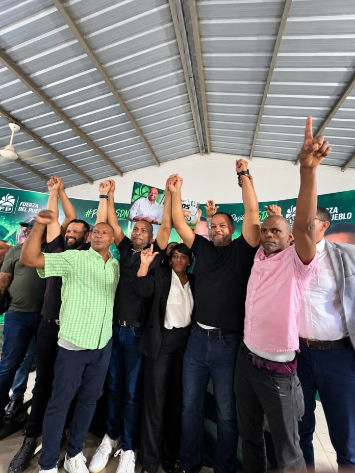 Carlos Pérez se perfila como el candidato a alcalde por la fuerza del pueblo en Santo Domingo Norte. Pérez afirma que la Fuerza del Pueblo se prepara para administrar Santo Domingo Norte con orden, planificación y transparencia El diputado aseguró que la gestión municipal 2028-2032 debe marcar una nueva etapa de resultados y bienestar para la gente. Santo Domingo Norte, R. D. – El diputado Carlos Pérez afirmó que la Fuerza del Pueblo tiene el compromiso de prepararse para asumir la administración del Ayuntamiento de Santo Domingo Norte en 2028, con una propuesta de gestión fundamentada en el orden, la planificación, la transparencia y la solución de los principales problemas que afectan a las comunidades. Durante un encuentro regional de dirigentes y simpatizantes de la Fuerza del Pueblo en Guaricano, Pérez sostuvo que el municipio necesita una administración capaz de transformar los recursos públicos en servicios eficientes y mejores condiciones de vida para sus habitantes. “Administrar un ayuntamiento no es un premio político, es una responsabilidad con la gente. Y esa responsabilidad exige preparación, capacidad y un compromiso verdadero con nuestras comunidades”, expresó el legislador. Pérez señaló que Santo Domingo Norte enfrenta importantes desafíos en materia de recolección de residuos sólidos, asfaltado de calles, iluminación, ornato, instalaciones deportivas y oportunidades para la juventud y la cultura. En ese sentido, aseguró que la próxima gestión municipal debe estar sustentada en propuestas concretas, equipos capacitados y una visión de desarrollo a largo plazo. “Estamos convencidos de que la gestión 2028-2032 puede ser recordada como una gestión de resultados. Pero para lograrlo necesitamos tres cosas fundamentales: orden, planificación y transparencia. Que cada peso del pueblo se convierta en mejores servicios y bienestar para nuestra gente”, enfatizó