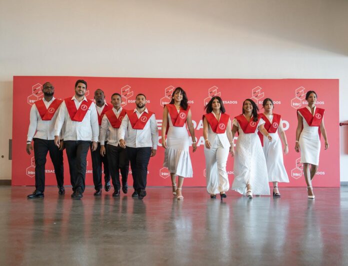 De becados a magíster: diez profesionales se gradúan en INTEC gracias a las becas de los Premios Inconcreto