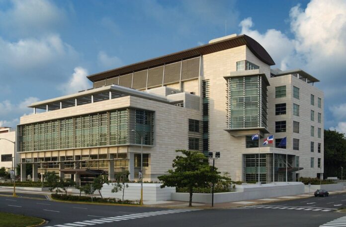 Poder Judicial publica informe 2019-2026 y destaca avances en acceso a la justicia, tecnología y eficiencia El Consejo del Poder Judicial (CPJ) puso a disposición de la sociedad dominicana los informes de gestión correspondientes a las direcciones administrativas del Poder Judicial y sus dependencias, en los cuales se detallan los avances alcanzados en los ejes Cero Mora, Transparencia y Acceso a la Justicia, así como los retos pendientes. Estos documentos, que servirán de orientación a la nueva gestión de este poder del Estado respecto a las principales acciones ejecutadas durante el período 2019-2026, se encuentran disponibles en el portal institucional (poderjudicial.gob.do), específicamente en la sección de "informes de gestión". Los reportes fueron aprobados por el CPJ mediante actas números 27-2026, 28-2026 y 29-2026, que abarcan las direcciones General Técnica, de Administración y de Carrera Judicial, Inspectoría, Coordinación General de Comunicación y Asuntos Públicos, Gestión Humana, Planificación, Financiera, Legal, Justicia Inclusiva, Infraestructura Física, Secretaría General de la Suprema Corte de Justicia, así como las dependencias de Registro Inmobiliario y Escuela Nacional de la Judicatura. Entre los principales resultados presentados, la Secretaría General de la Suprema Corte de Justicia destacó su modernización tecnológica mediante el trabajo en la nube, la firma electrónica, el depósito virtual y la interoperabilidad con el Tribunal Constitucional, lo que permitió reducir los tiempos de tramitación a un promedio de 27 días. La Coordinación General de Comunicación y Asuntos Públicos resaltó la transformación de la comunicación institucional hacia un modelo estratégico e integrado, fortalecida con la aprobación e implementación de la Política de Comunicación del Poder Judicial, orientada a promover mayor transparencia y acercamiento con la ciudadanía. Por su parte, la Inspectoría General del Poder Judicial agilizó los procesos disciplinarios mediante la fijación de plazos máximos de investigación, la optimización de la gestión de denuncias y la actualización de su marco normativo para jueces, servidores administrativos y oficiales públicos. El Registro Inmobiliario reportó una reducción del tiempo promedio nacional de respuesta de 26 a menos de 10 días y una disminución del cúmulo registral de cerca de 28,000 a 11,600 expedientes, apoyado en la modernización tecnológica y la implementación de servicios digitales. La Dirección General Técnica destacó la organización de las Conferencias del Poder Judicial de 2024 y 2026, espacios que fortalecieron las relaciones institucionales con actores nacionales e internacionales y contribuyeron a la proyección de las prioridades de transformación del sistema judicial.