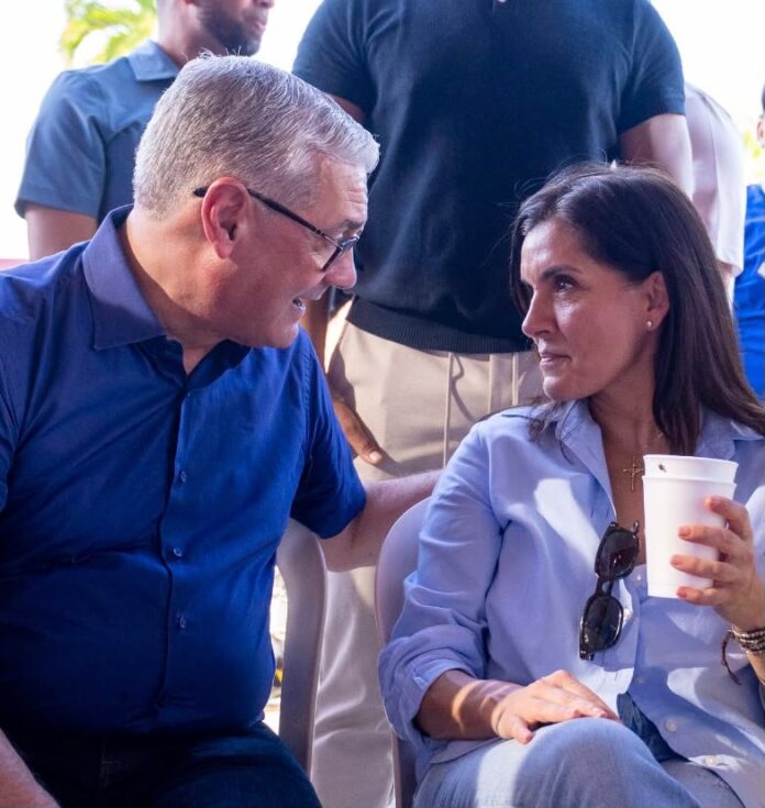 ¡Juntos de nuevo! Gonzalo Castillo y embajadora Leah Campos coinciden en Baní