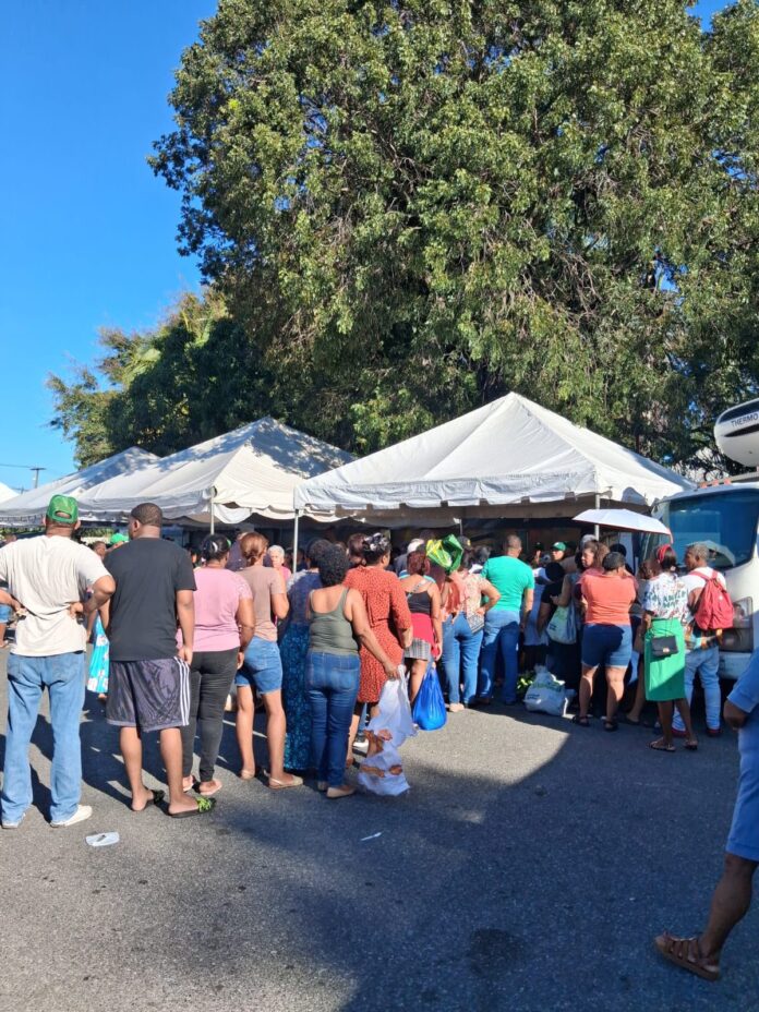 Fuerza del Pueblo beneficia a cientos de familias de SDE con el “Mercado del Pueblo”