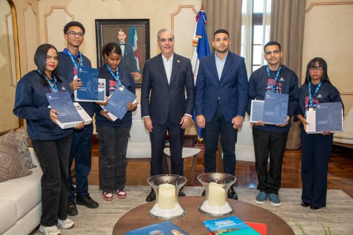 Abinader recibe en Palacio Nacional a jóvenes dominicanos que rompieron récord mundial de lectura