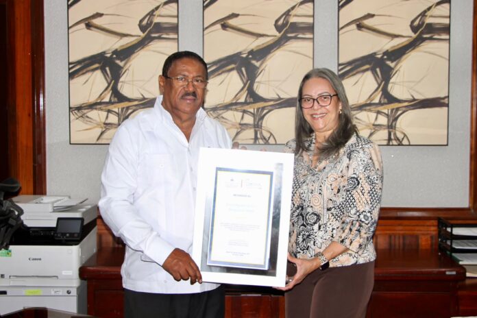 WhatsApp Image 2026-10-21 at 7.08.44 AM DIGEIG reconoce por cuarta vez consecutiva al SRSO por su transparencia y libre acceso a la información pública Santo Domingo, RD. – El Servicio Regional de Salud Ozama (SRSO) recibió, por cuarta vez consecutiva, un reconocimiento de la Dirección General de Ética e Integridad Gubernamental (DIGEIG) por cumplir con los estándares establecidos en el Ranking de Transparencia y garantizar el derecho de acceso a la información pública. La distinción otorgada por la DIGEIG, entidad dirigida por la doctora Milagros Ortiz Bosch, reafirma el compromiso institucional del SRSO con la transparencia, la ética y el cumplimiento de las disposiciones legales que rigen la administración pública. Al recibir el reconocimiento, el director del SRSO, doctor Edisson Féliz Féliz, expresó su satisfacción y destacó que esta distinción representa, más que un motivo de orgullo, el cumplimiento del deber institucional y la responsabilidad de garantizar a la ciudadanía el acceso a la información pública. Asimismo, y a propósito de la distinción, el doctor Féliz Féliz resaltó la trayectoria de la directora de la DIGEIG, Milagros Ortiz Bosch, a quien definió como un referente de honestidad en el país. «Somos un equipo liderado por el presidente de la República, Luis Abinader, y el doctor Julio Landrón, director del Servicio Nacional de Salud (SNS), quienes nos exigen calidad y transparencia. Por ello, debemos continuar aplicando las mejores prácticas en cada una de nuestras acciones», manifestó el titular del SRSO. El funcionario también dedicó el reconocimiento al equipo de trabajo de la Regional Ozama, al señalar que los resultados alcanzados son fruto del esfuerzo conjunto y del compromiso de sus colaboradores con la transparencia, la ética y la toma de decisiones responsables. “De manera especial, agradeció a la licenciada Tomasina Ulloa, responsable de Acceso a la Información Pública (RAI), por su labor en el fortalecimiento de los mecanismos institucionales que garantizan el cumplimiento de las normas de transparencia, dijo Féliz Féliz. Por su lado, durante el acto de entrega del galardón, realizado en el despacho del director del SRSO, Tomasina Ulloa destacó que esta distinción constituye una motivación para continuar fortaleciendo las prácticas institucionales de transparencia y acceso a la información pública.