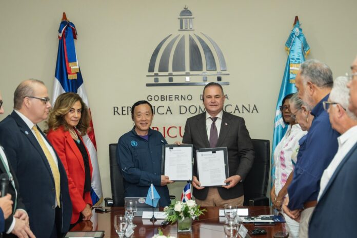 WhatsApp Image 2026-10-25 at 12.04.21 PM Agricultura y FAO firman acuerdo por US$480,000 para impulsar la mecanización, fortalecer la sanidad agropecuaria y la resiliencia climática